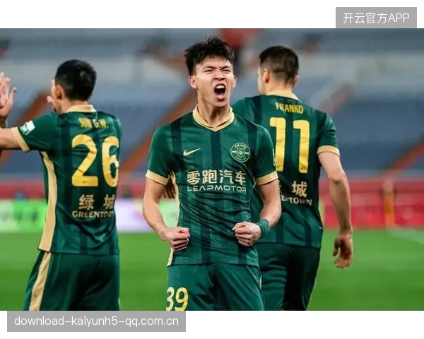 王钰栋的转会之旅：从豪门“饮水机”到中超“52分钟造点”的热议之夜
